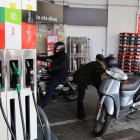 Este nivel en los precios de los combustibles ha estado marcado por la espiral alcista en que se encuentra el precio del crudo.-RICARD CUGAT