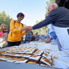 Javier del Caño entrega una porción de la tarta de la Virgen de San Lorenzo a una mujer.-PABLO REQUEJO / PHOTOGENIC