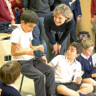 La ministra de Agricultura y Ganadería, Isabel García Tejerina, participa en una de las actividades junto a los estudiantes.-ICAL