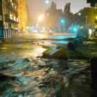 Una de las calles genovesas, inundada por las fuertes lluvias de la noche del jueves.-Foto: EFE / LUCA ZENNARO