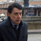 El expresidente de la Comunidad de Madrid, Ignacio González, a su llegada a los juzgados de la Plaza de Castilla-BALLESTEROS (EFE)
