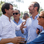El presidente de la Junta de Castilla y León, Alfonso Fernández Mañueco, bromea con el senador Javier Maroto ante la presencia de la presidenta del PP de Segovia, Paloma Sanz-ICAL