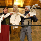 El alcalde de Trigueros del Valle, Pedro Pérez, y el escultor Juan Villa, con el fantasma de María de Guevara, en la torre del castillo.-J.M. LOSTAU
