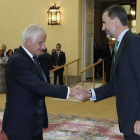 El rey Felipe VI saluda al duque de Híjar, Alfonso Martínez de Irujo, decano de la Diputación de la Grandeza de España, este martes en el palacio del Pardo.-Foto:   TWITTER / @CASAREAL