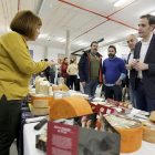 Íscar visita un expositor en el encuentro de la marca ‘Alimentos de Valladolid’, ayer en el Edificio ‘Q-BO’.-ICAL