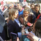 La vicepresidenta Valdeón y la consejera Marcos conversan él comité de empresa de Dulciora.-ICAL