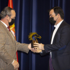 Alfonso Queipo de Llano entrega el trofeo que lleva el nombre de su padre, el prestigioso jinete internacional y primer presidente de la Federación Territorial