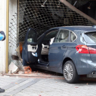 Un coche se empotra en el escaparate de una tienda en la calle Cebadería en Valladolid.-ICAL