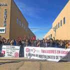 Trabajadores de Lindorff durante una concentración frente a su sede del Polígono de La Mora, en La Cistérniga.-E. M.