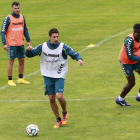 Óscar González realizar un ejercicio con balón en el entrenamiento del lunes-J.M.Lostau