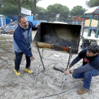 Dos participantes en la concentración ‘Motauros’ instalan su parrilla en el Pinar de Valdegalindo.-J.M. LOSTAU