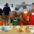 El humorita Leo Harlem y un grupo de participantes en el taller de pintura-Ical