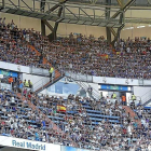 Arriba, aficionados blanquivioleta presentes en el Bernabéu.-PHOTO-DEPORTE