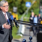 Juncker responde a los periodistas a su llegada a la cumbre de Tallin (Estonia), el 29 de septiembre-AFP / JANEK SKARZYNSKI