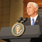 Pence interviene en un acto en la Bolsa de Argentina, en Buenos Aires, el 15 de agosto.-EFE / JAVIER CAAMANO