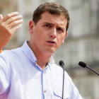 El presidente de Ciudadanos, Albert Rivera, durante un mitin preelectoral en Vitoria.-