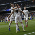 Benzema recibe el abrazo de Odriozola en la celebración de un gol con el Madrid.-AP