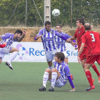 Higinio (centro) cabecea ante la presencia de varios jugadores.-P. REQUEJO