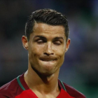 Ronaldo abandona abatido el campo tras el empate con Islandia.-REUTERS / JASON CAIMDUFF