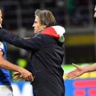 El técnico Gabriele Oriali consuela a Barzagli ante Chiellini.-EFE