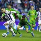 Guardiola intenta salir del acoso de dos jugadores de la Real Sociedad ayer en Zorrilla.-J. M. LOSTAU