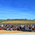 Las familias asistentes a la actividad de la plantación de árboles por cada nuevo nacimiento.-E.M.