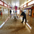 Achique de agua en la estación de autobuses de Valladolid.-ICAL
