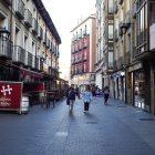 La calle Calixto Fernández de la Torre y al fondo la plaza Mayor. - J.M. LOSTAU