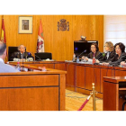 El presidente del jurado, Feliciano Trebolle, con los jurados a la izquierda y parte de las acusaciones a la derecha.-POOLEFE