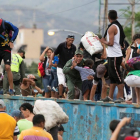 Los venzolanos en el puente Simón Bolivar, en la frontera de Venezuela y Colombia.-REUTERS