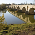 El Puente de Piedra de Zamora es uno de los cinco que atraviesan el río Duero a su paso por la capital zamorana. Durante siglos fue el único paso del río en la ciudad.-ICAL