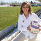 MaríaMorán posa en los campos de Pepe Rojo. En la foto antigua, posa (arriba a la derecha) con el primer equipo femenino, entrenado por un joven ManuSerrano-J. M. LOSTAU