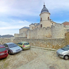 Vehículos estacionados en las proximidades del emblemático Archivo de Simancas.-GGL SW