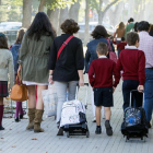 Un grupo de madres acompañan a sus hijos al colegio en Burgos.-ICAL