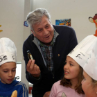 El secretario regional de UPA, Julio López, participa en un desayuno saludable con niños dentro de su campaña de promoción del aceite de oliva virgen de Jaén-Ical
