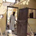 Un hombre inspecciona una casa derribada por Boko Haram en Maiduguri, Nigeria.-Foto:  AP / JOSSY OLA