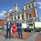 El responsable de vehículos especiales y sector público de Scania Ibérica, Manuel Nieves, María Sánchez y Óscar Puente.-PABLO REQUEJO / PHOTOGENIC