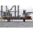 El imponente barco plataforma prepado para la colocación de las tres piezas que forman la torre eólica en las aguas del Báltico a 35 kilómetros de la costa de Rügen (Alemania).-E. M.
