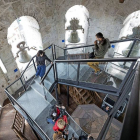 Léon de la Riva, Cantalapiedra, Argüello y Miguel Ángel Villamañán, de Amigos de la Catedral, junto al ascensor-M. Á. SANTOS