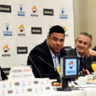 Carlos Suárez, Ronaldo Nazário y Asís Martín de Cabiedes, presidente de Europa Press.-ÓSCAR DEL POZO / AFP