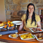 ncarna Sánchez, del hotel rural Casa Encarna, con una representación de sus platos.-ARGICOMUNICACIÓN