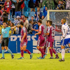 Arcediano recibe las críticas de los jugadores blanquivioleta tras señalar el segundo penalti.-PHOTO-DEPORTE