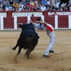 Corte de máximo riesgo de Javier Manso ‘Balotelli’ ante el peligroso novillo de la final. CÉSAR MINGUELA / PHOTOGENIC
