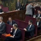 Gabriel Rufián le niega el saludo a Santi Vila tras declarar como testigo en el juicio del procés.-EL PERIÓDICO