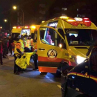 Miembros del Samur y de la Policía en las inmediaciones del Wanda.-/ PERIODICO