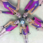 Las gimnastas del Club La Victoria posan con las medallas y la Copa de subcampeonas de España.-EM