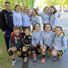 Las jugadoras del BM Delicias posan con su entrenador después de disputar uno de sus partidos en la zona deportiva del Campo Grande.-J.M. LOSTAU
