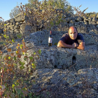 Carlos Martín, en el interior de uno de los antiguos lagares de granito de Santibáñez de la Sierra.-ARGI