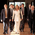 Pilar del Olmo y su equipo con el nuevo portavoz del PP, Raúl de la Hoz, ayer antes de explicar el presupuesto en las Cortes-EL MUNDO