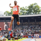 Echevarría, en pleno vuelo, en la reunión de Estocolmo.-CHRISTINE OLSSON (EFE)